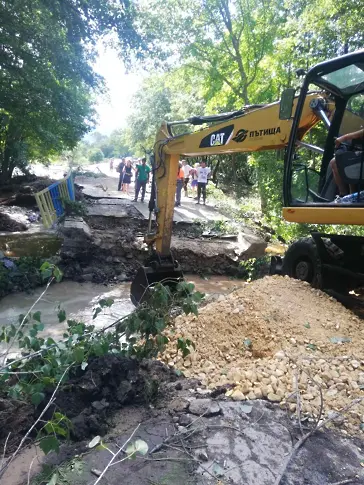 Строителни компании помагат с машини за разчистването след бедствието в Карловско