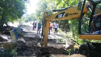 Строителни компании помагат с машини за разчистването след бедствието в Карловско