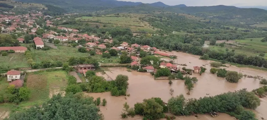 Търсят се доброволци в помощ на пострадалите в наводнените карловски села
