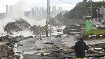 Хиляди южнокорейци са евакуирани тъй като тайфунът Hinnamnor достигна сушата