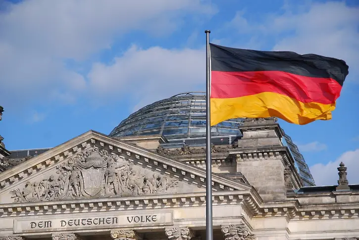 Германия ще запази две от трите си атомни централи като резерв до пролетта