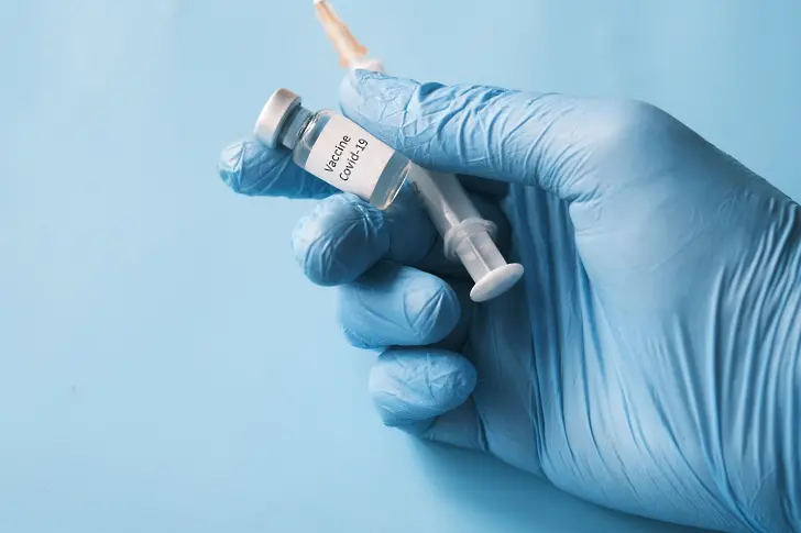 Неваксинираните няма да имат достъп до Омикрон ваксините