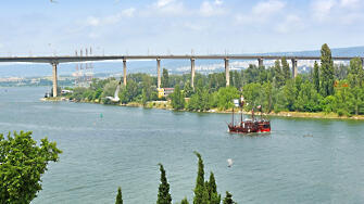 Един от символите на Варна Аспаруховият мост днес става