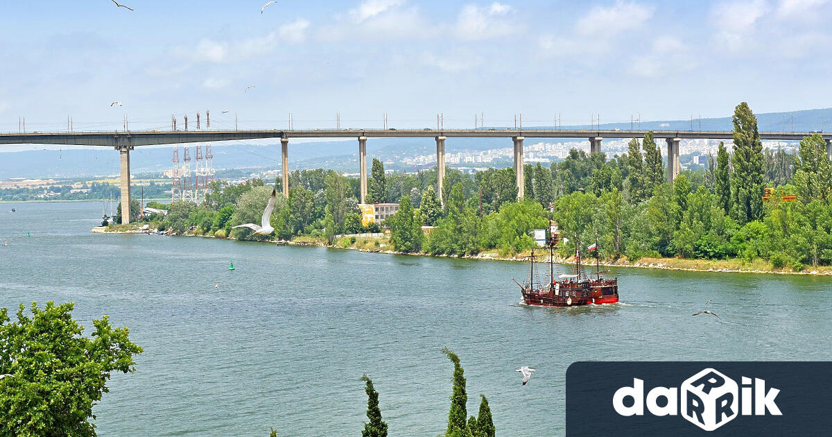 Един от символите на Варна - Аспаруховият мост, днес става