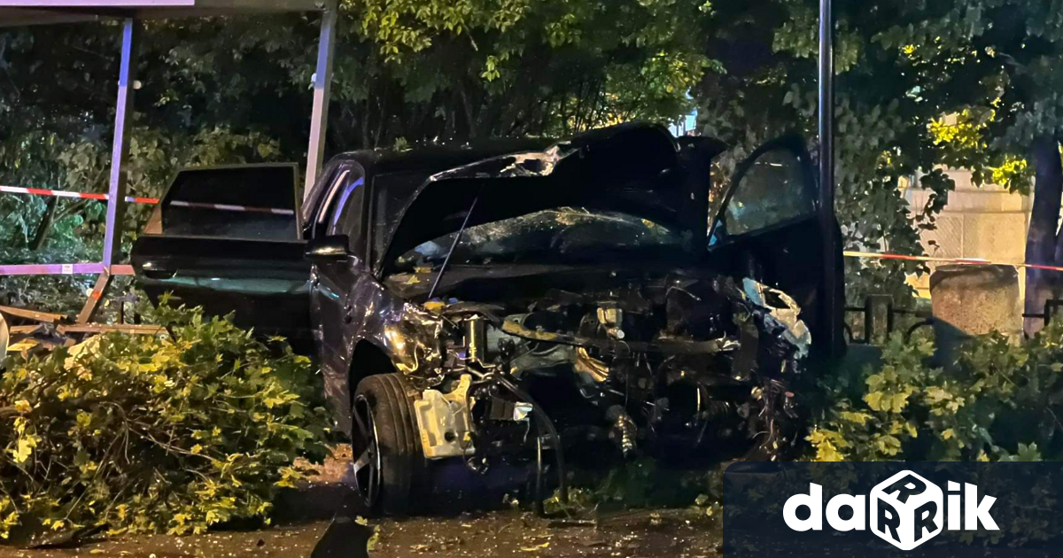 20-годишен шофьор е в болница с множество травми, след като