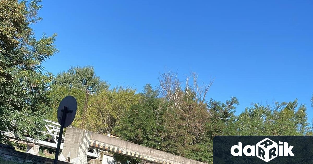 Камион е заседнал под железния мост в зоната на кръстовището