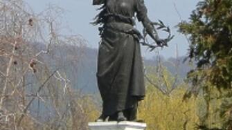 Паметникът на свободата в Севлиево е сред първите монументални паметници