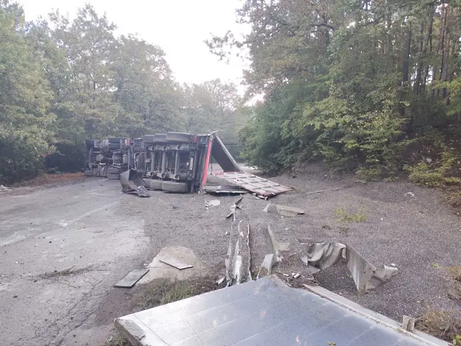 Затвориха Ришкия проход, тир със слънчоглед се преобърна на пътя