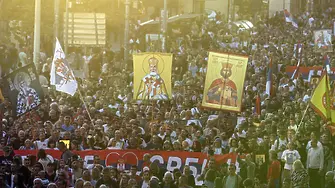 Граждани и свещеници излязоха на протест срещу Европрайд в Белград (видео и снимки)