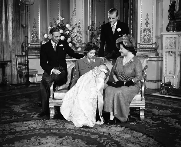 Кралското семейство: Ангажиментът към служба се превърна във водещ принцип за Кралица Елизабет II