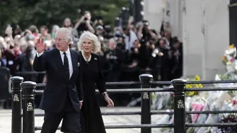 Чарлз Трети поздрави тълпата, събрала се пред Бъкингамския дворец