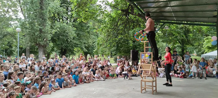 Театър, цирк, танци, игри и сладки изкушения за децата и цялото семейство в неделя на фестивала „Синьо лято“ 