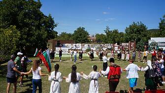 Над 30 групи и индивидуални изпълнители участваха във фолклорния празник