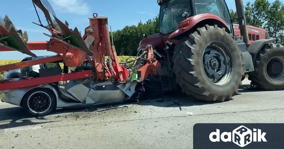 Жена е приета в болница след катастрофа край руенското село