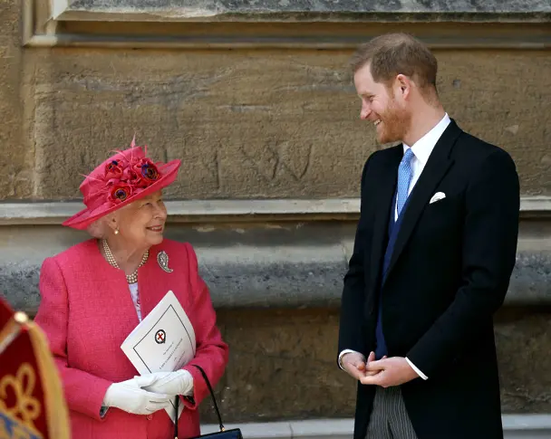 Принц Хари в писмо към Елизабет II: Усмихваме се, защото знаем, че с дядо се събрахте