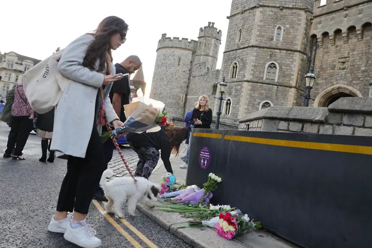 Хора поднасят цветя пред замъка Уиндзор в памет на Елизабет II