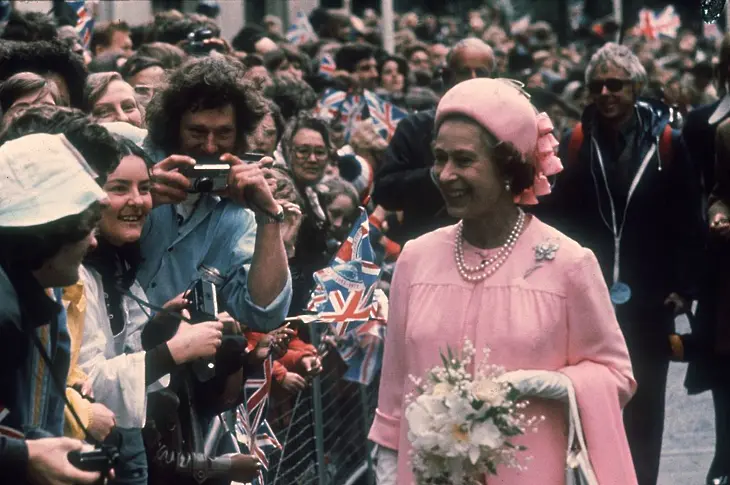 Поведението и визията на кралицата през годините, събрани в снимки