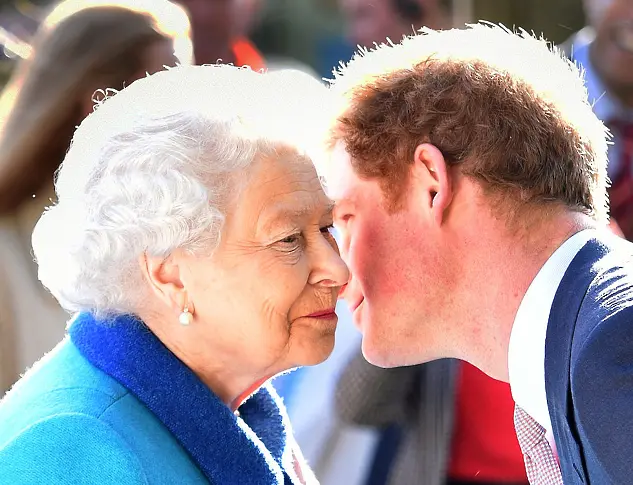 Кралица Елизабет II и принц Хари 