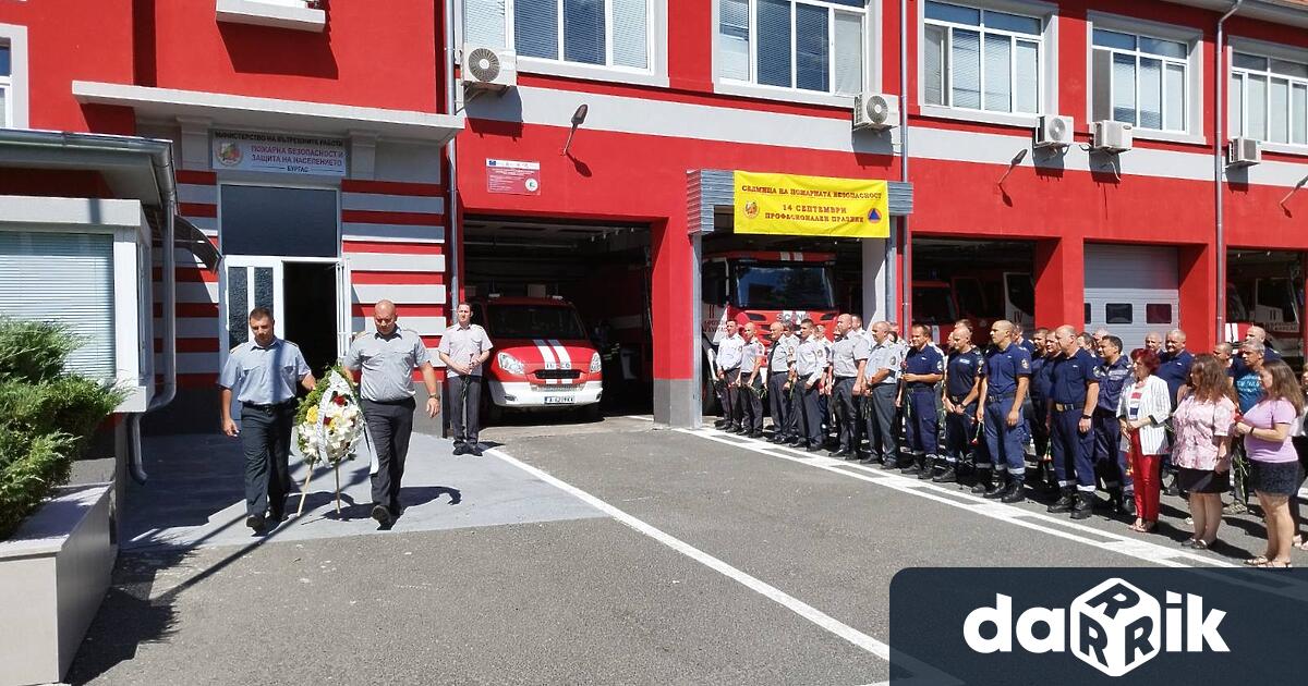 С турнир по плажен волейбол и парад на пожарната и