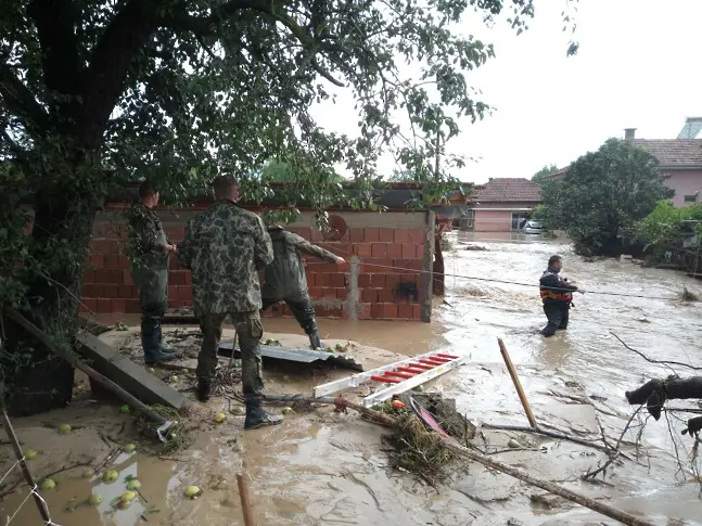 Армията ще помага на пострадалите от наводненията в община Карлово поне още месец