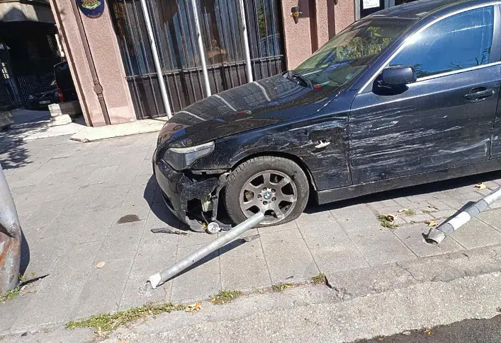 Разследват инцидента с български коли пред посолството ни в Скопие