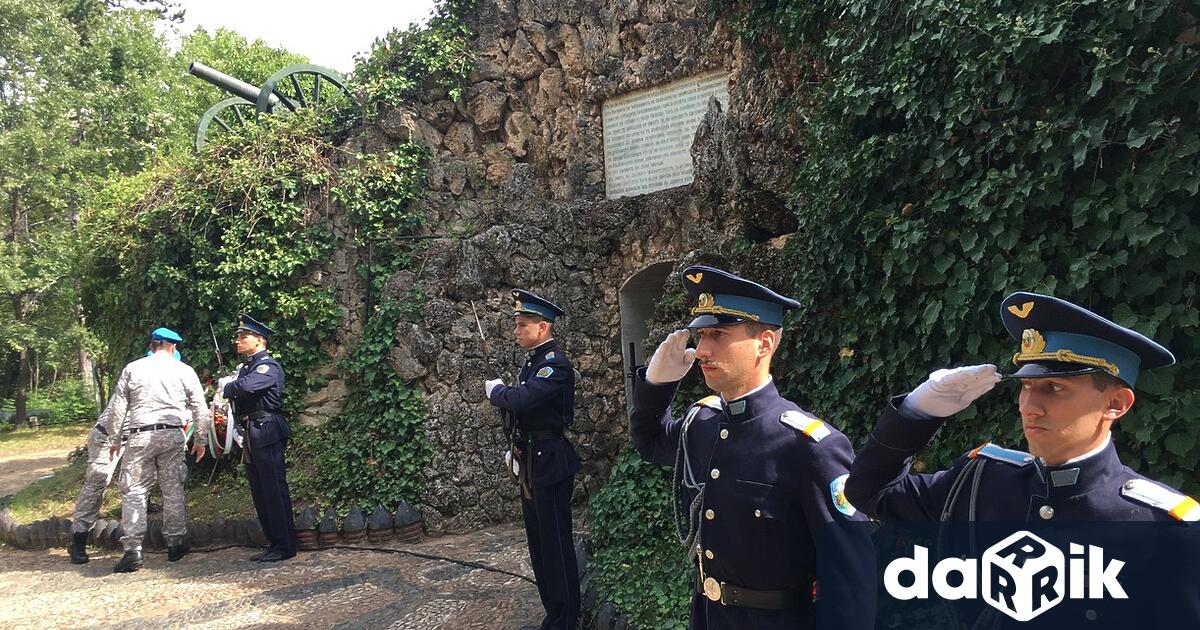 С военен ритуал, отслужване на панихида и поднасяне на венци