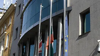 Британското посолство в София е с наполовина свалени знамена в памет на кралица Елизабет II