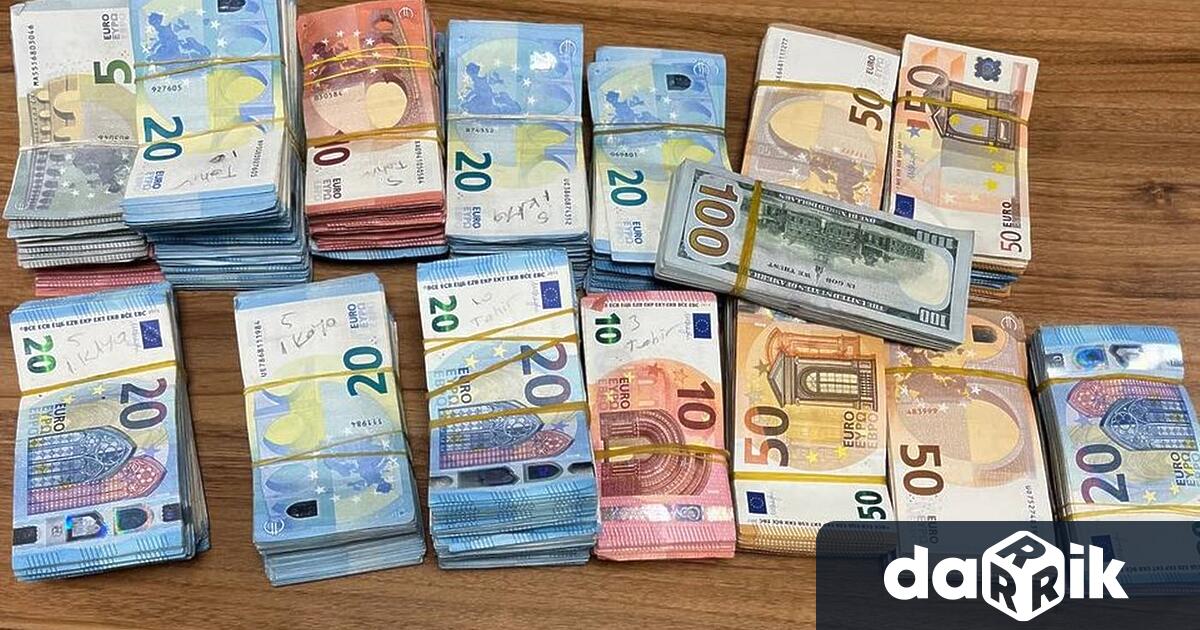 Недекларирана валута с левова равностойност 842 485 лева при три