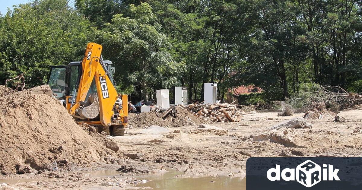 Продължава разчистването на речните корита в Карловско, съобщиха от Кризисния