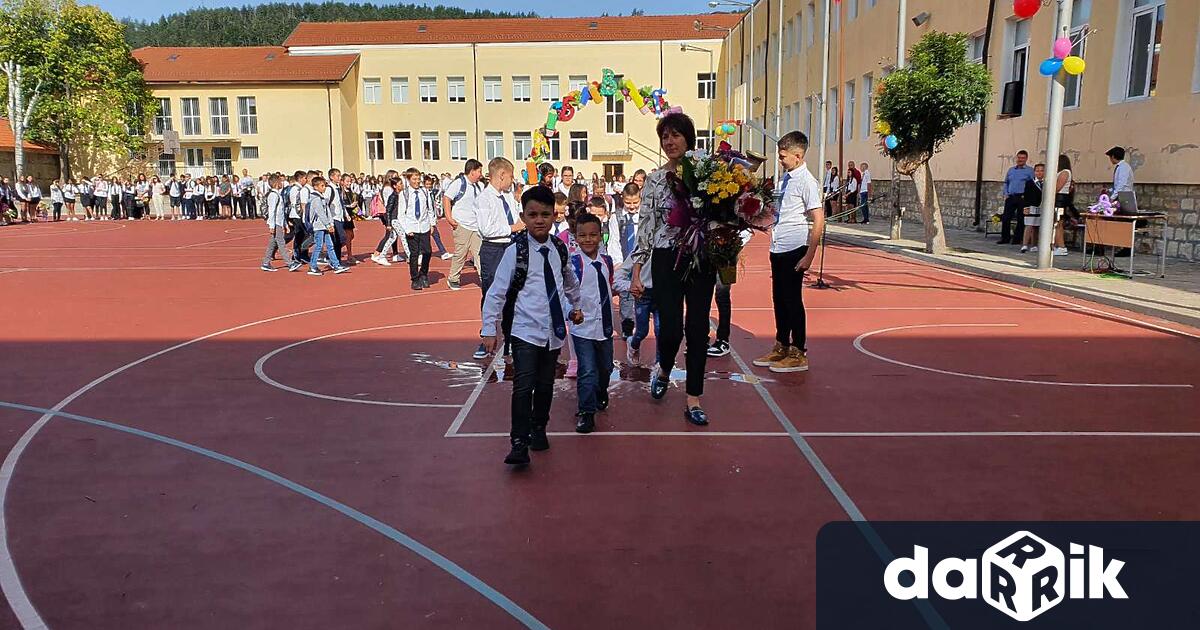 Посрещането на първокласници, учители и ученици обратно в клас бе
