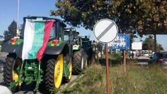 Зърнопроизводители от Русенско излязоха със селскостопански машини на простестно шествие