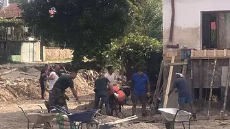 Полицаи, военни и общински служители помагат на засегнатите от наводнението карловски села