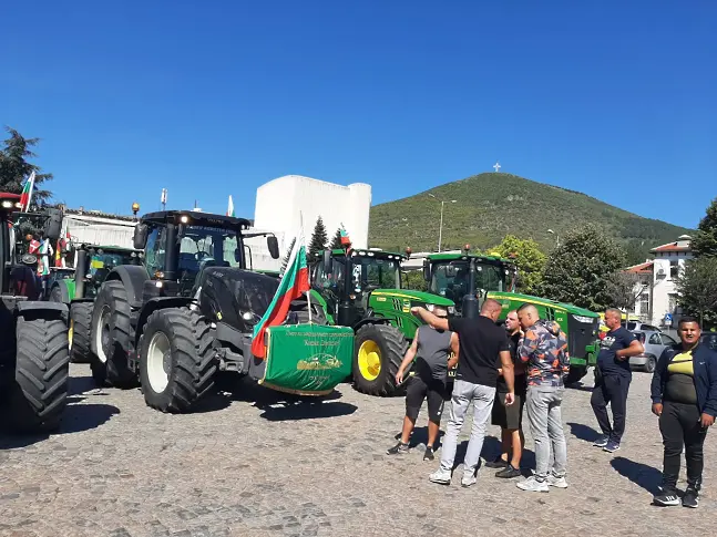Земеделци изкараха селскостопанска техника в знак на протест на площада в Сливен