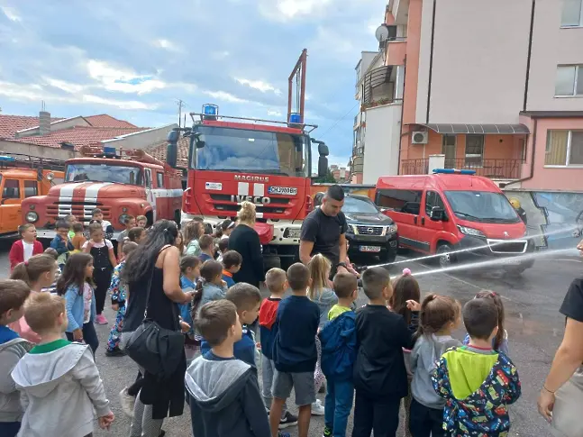 Децата от ДГ „Мак” в Сливен станаха пожарникари за един ден 