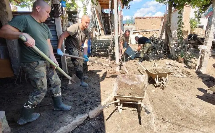 Осигуряват още техника и 200 тона вода за Карловско, учениците от засегнатите села ще бъдат извозвани с бусове на „Автомагистрали“