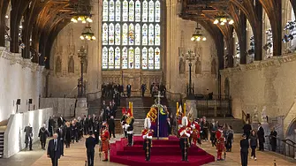 Кралски гвардеец припадна до ковчега на кралица Елизабет II 