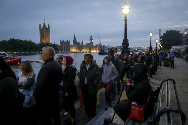 Опашки в Лондон: Хората продължават да се редят за последно сбогом с кралицата