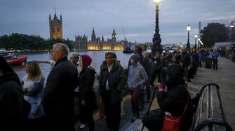 В Лондон хората продължават да се редят на дълга опашка