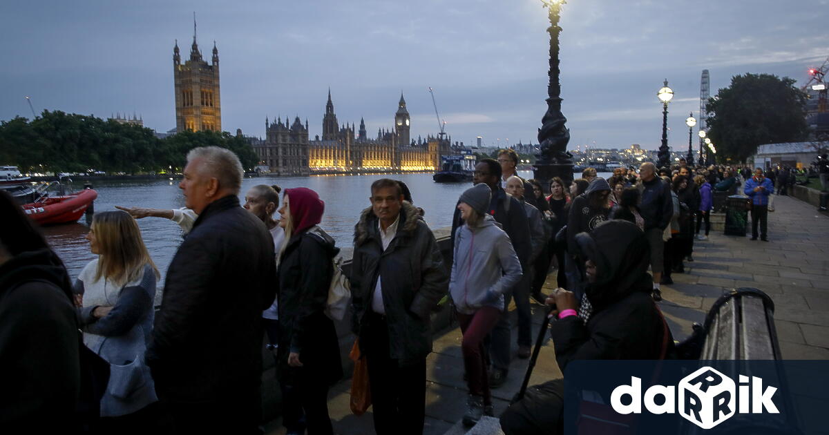 В Лондон хората продължават да се редят на дълга опашка,