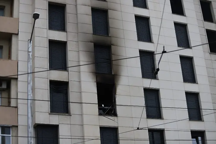 Има жертва и ранени от пожара в хотел „Централ“ (снимки)