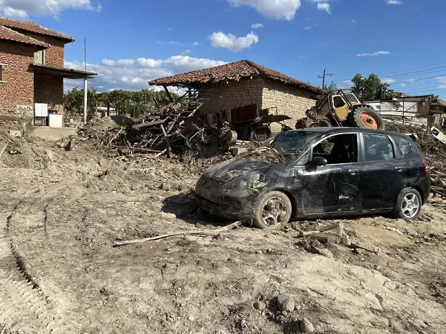 Тежка техника и екип от „Асарел“ помагат в Каравелово