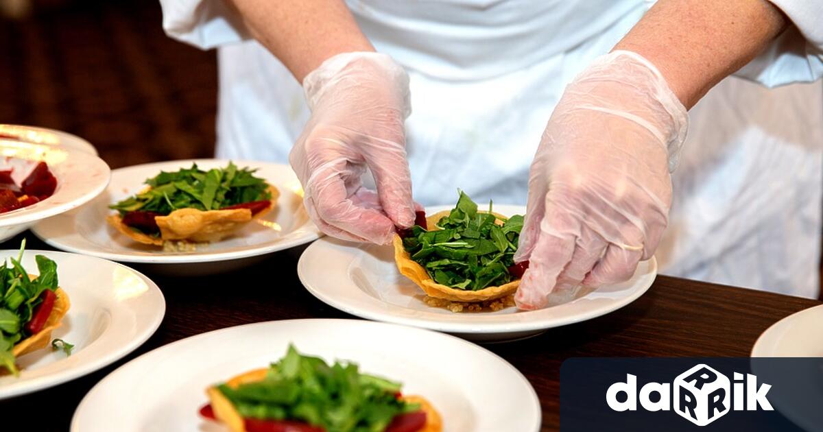 Готвачите и служителите в детските градини, отговарящи за приемането и