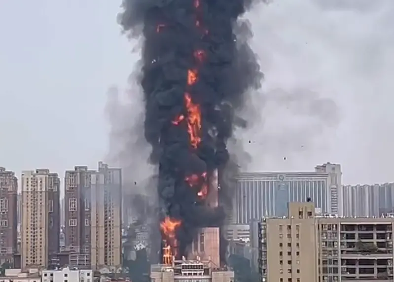 Огромен пожар в небостъргач в Китай (видео)