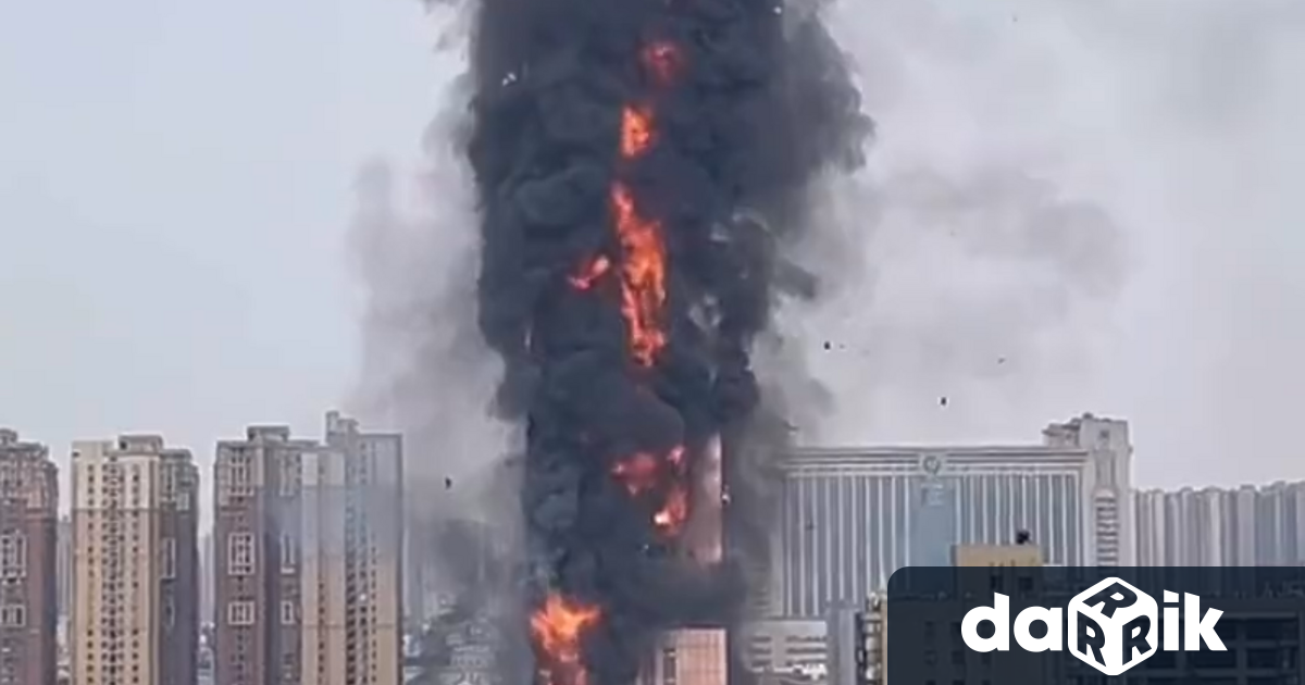 Голям пожар избухна в небостъргач в централния китайски град Чанша,