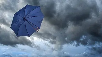 Жълт код за гръмотевични бури и валежи е обявен за 9 области в Северна България.