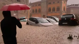 „Апокалиптични сцени“: Десет души загинаха при силни бури в Италия