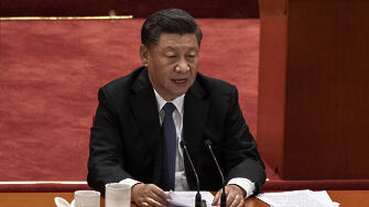 Китайският президент Си Дзинпин кацна в Узбекистан за срещата си