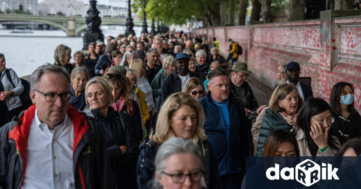 Опашката от хора, чакащи да се поклонят пред ковчега на