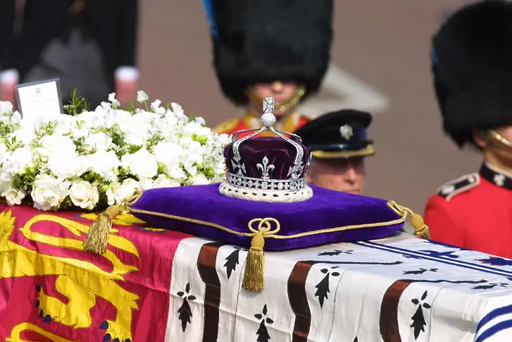 Ковчегът на кралицата отпътува от Единбург за Лондон