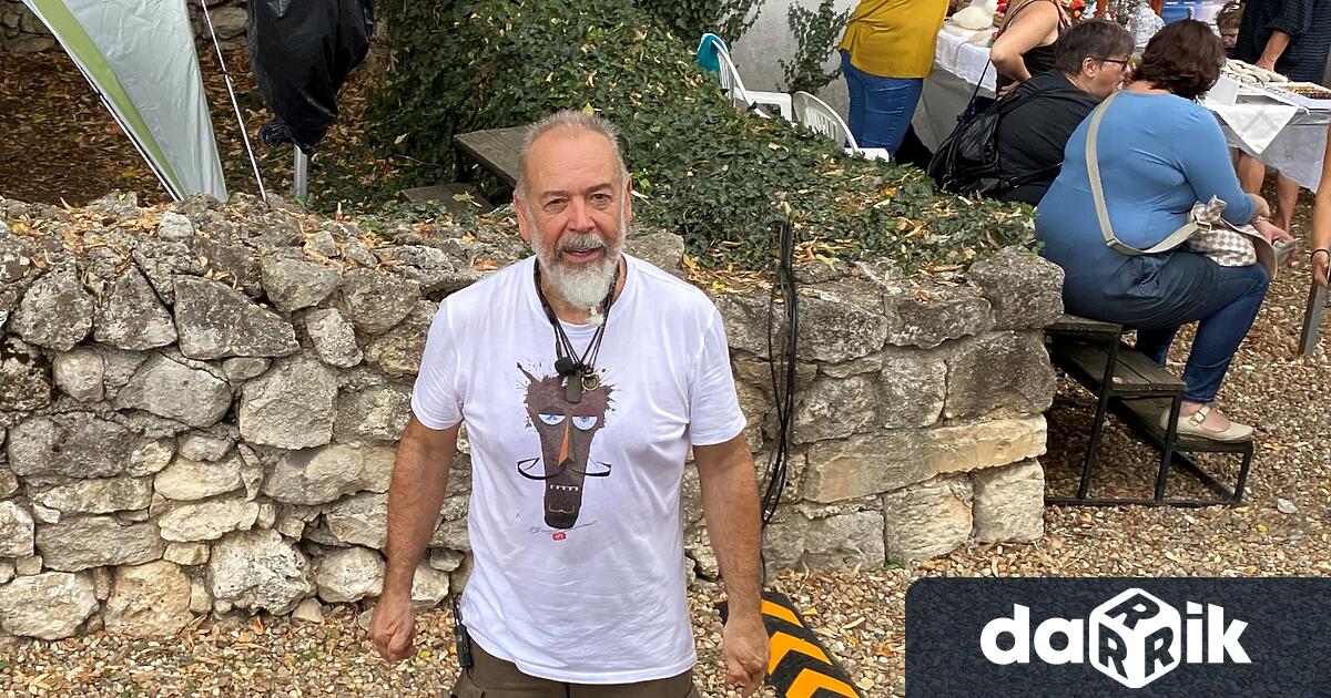 Авторският текст е създаден в рими като част от литературен